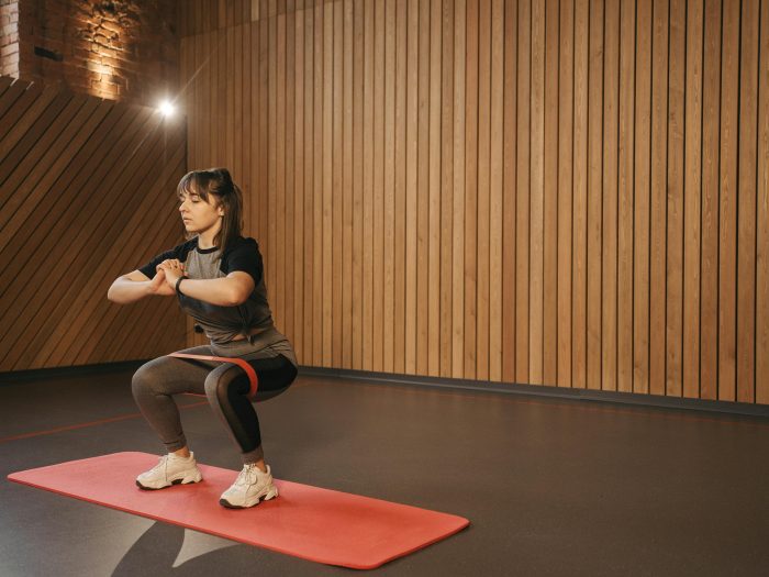 Zdjęcie do artykułu: Jak robić przysiady poprawnie – technika krok po kroku