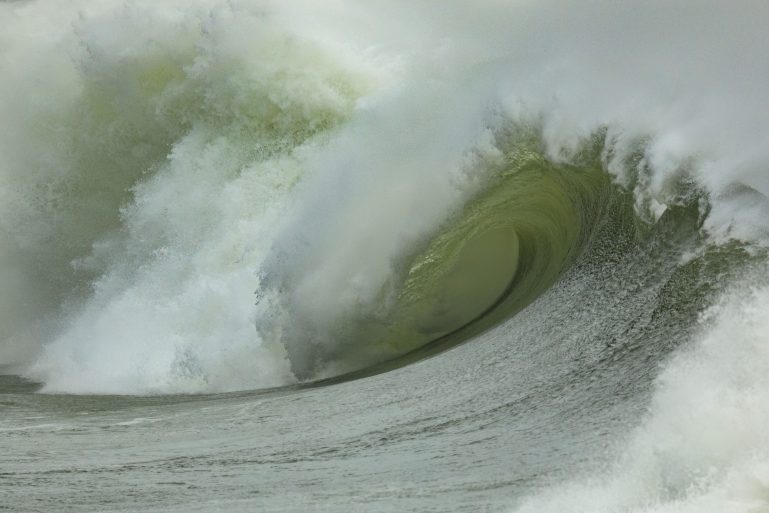 Zdjęcie do artykułu: Surfing na wielkich falach – adrenalina na oceanie